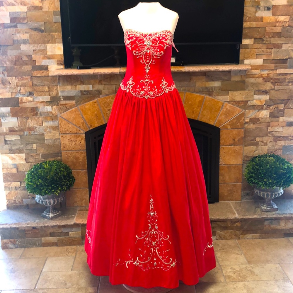 NWT Beautiful red quinceanera or sweet 16 dress